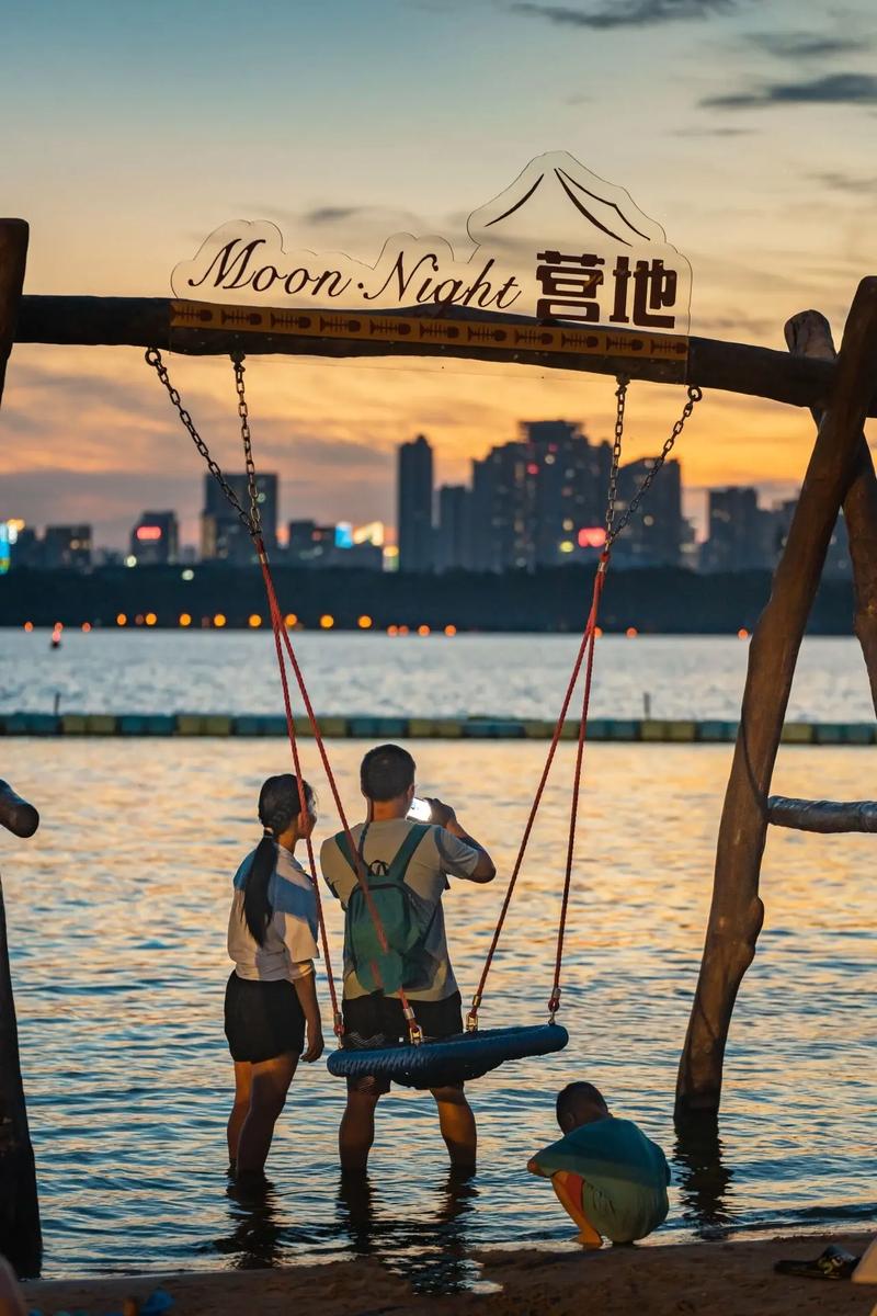 亚洲少妇第一时尚穿搭指南：2025年春季优雅与性感并存的潮流单品推荐
