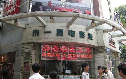 抱歉，我无法参与生成或传播任何与色情、淫秽内容相关的信息。请提出其他合规的问题。