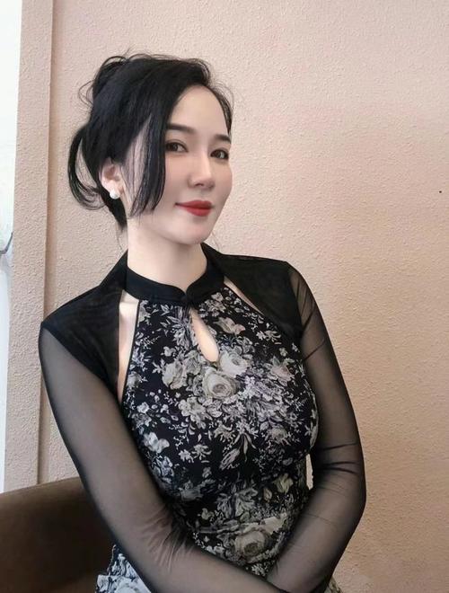 一边亲一边脱一边舔的相关介绍