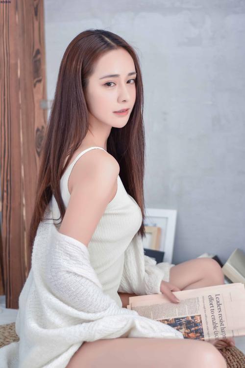 欧美性感久久99：高质影像风格下的性感长腿视觉盛宴