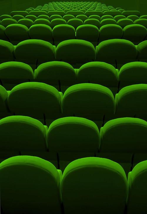 **电影院最新上映电影：《热辣滚烫》2025贺岁档票房冠军 | 春节档新片推荐+喜剧运动题材解析**