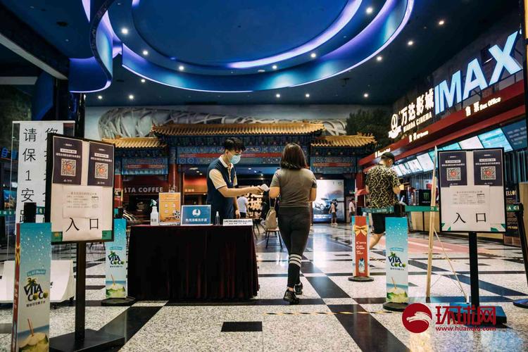亚洲午夜久久久影院伊人：深夜独享高清影视资源，沉浸式观影体验与经典片单推荐